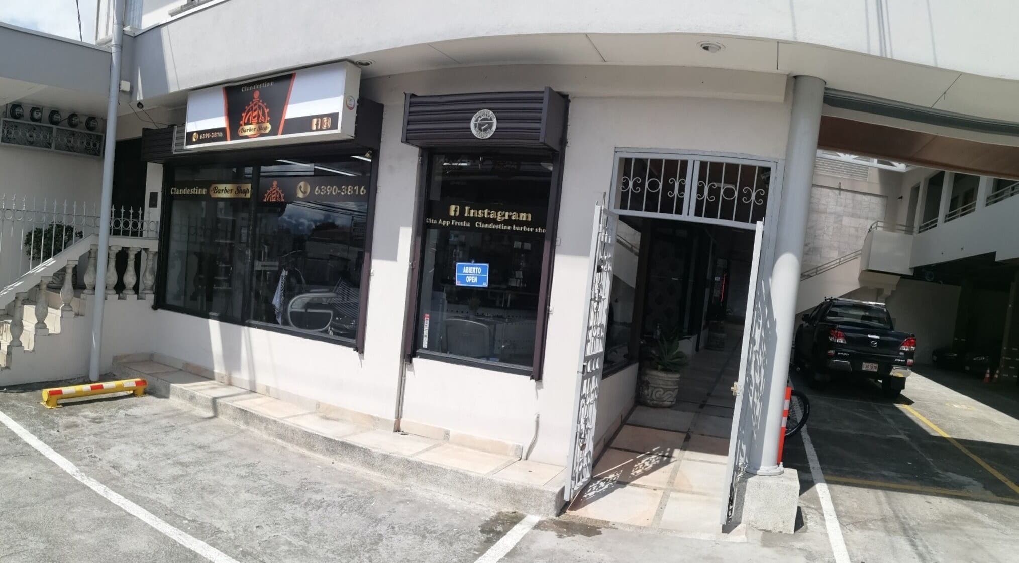 Fachada de Clandestine Barber Shopvip001 en San Vicente, San José, CR, mostrando su entrada moderna.