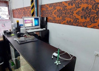 Mostrador moderno en Clandestine Barber Shopvip001, San Vicente, San José, CR con decoración elegante.