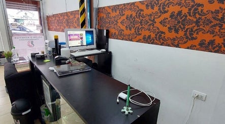 Mostrador moderno en Clandestine Barber Shopvip001, San Vicente, San José, CR con decoración elegante.