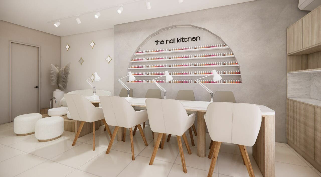 Interior moderno de The Nail Kitchen Urdesa en Guayaquil, Guayas, EC, mostrando un espacio elegante para manicura.