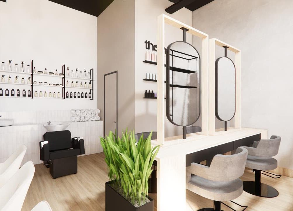 Interior moderno de The Nail Kitchen Villa Club en Daule, Guayas, EC con sillas elegantes y estanterías iluminadas.