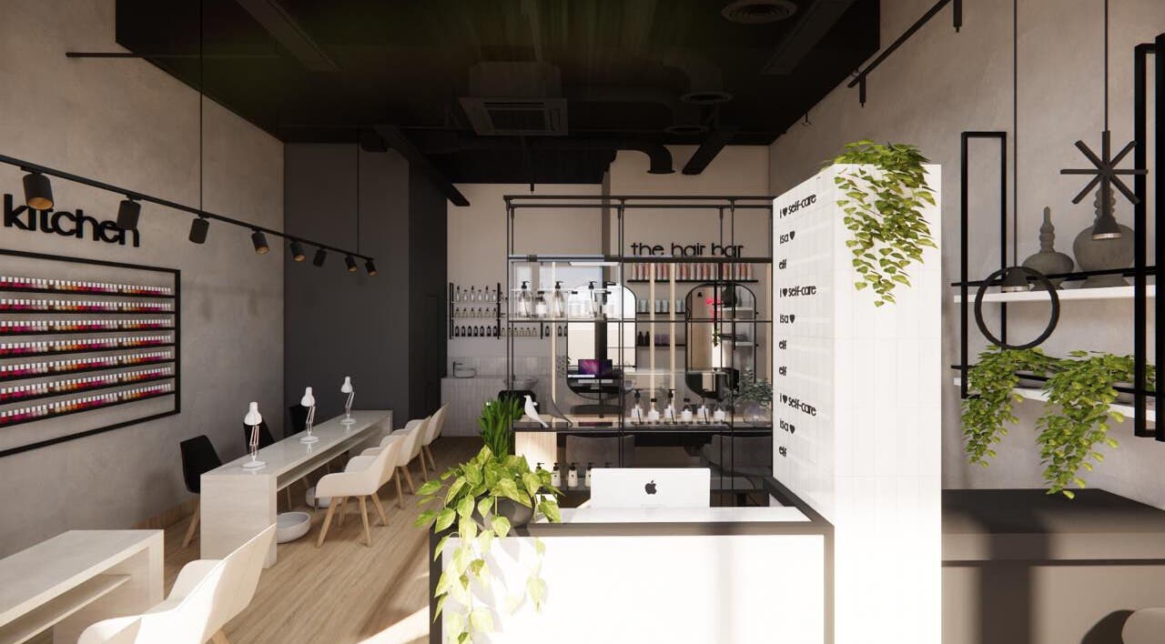 Interior moderno de The Nail Kitchen Villa Club en Daule, Guayas, EC, destacando estación de uñas y productos.