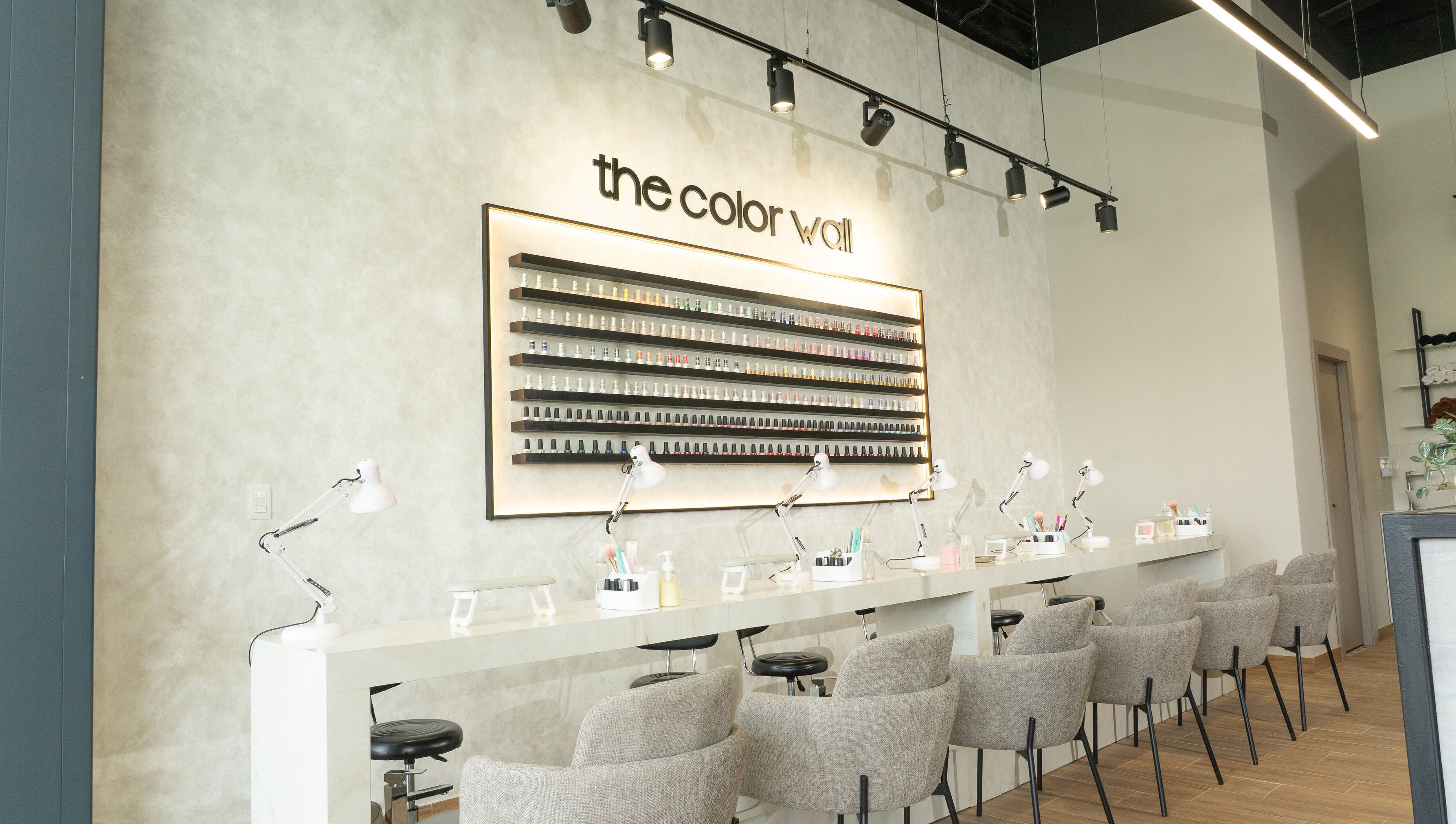 Interior elegante de The Nail Kitchen Villa Club en Daule, Guayas, EC, mostrando el estante de esmaltes.