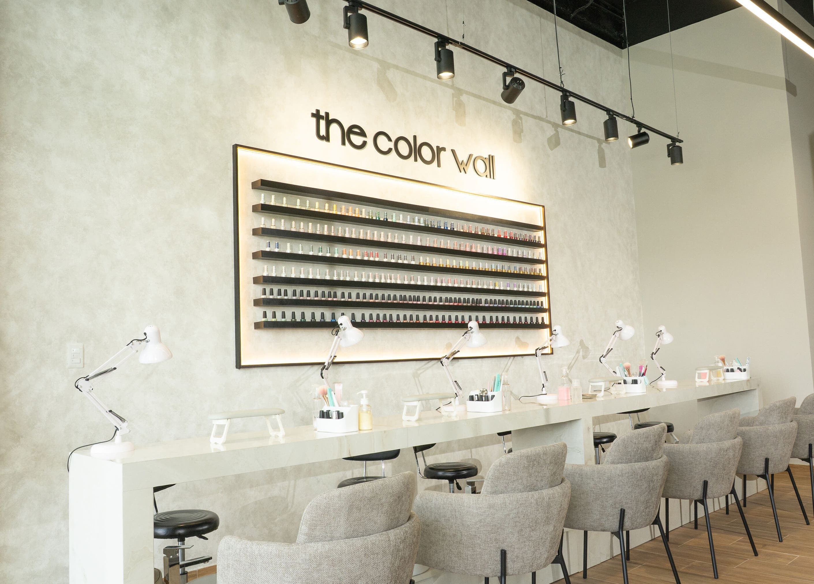 Interior elegante de The Nail Kitchen Villa Club en Daule, Guayas, EC, mostrando el estante de esmaltes.