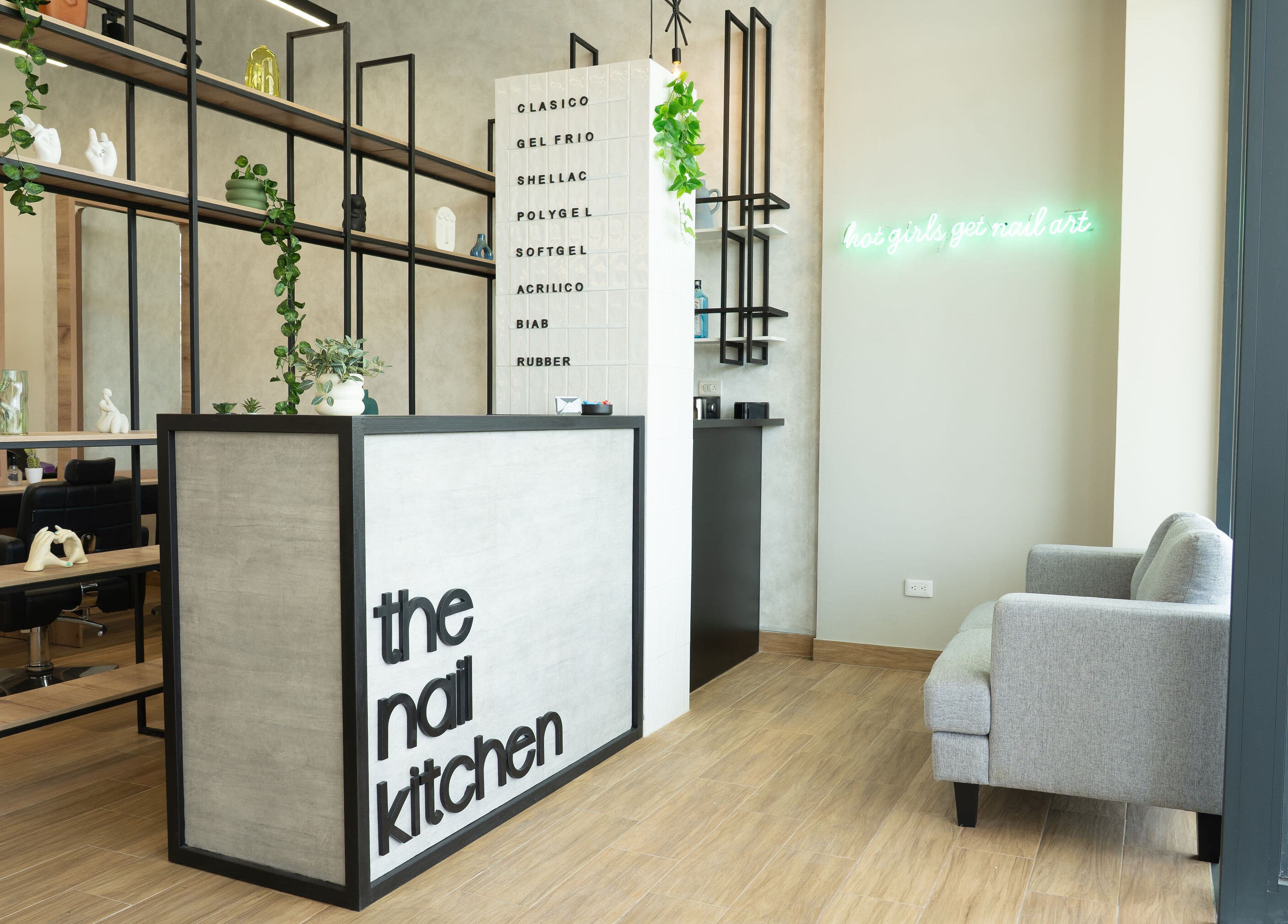 Recepción elegante en The Nail Kitchen Villa Club en Daule, Guayas, EC, con decoración moderna y acogedora.