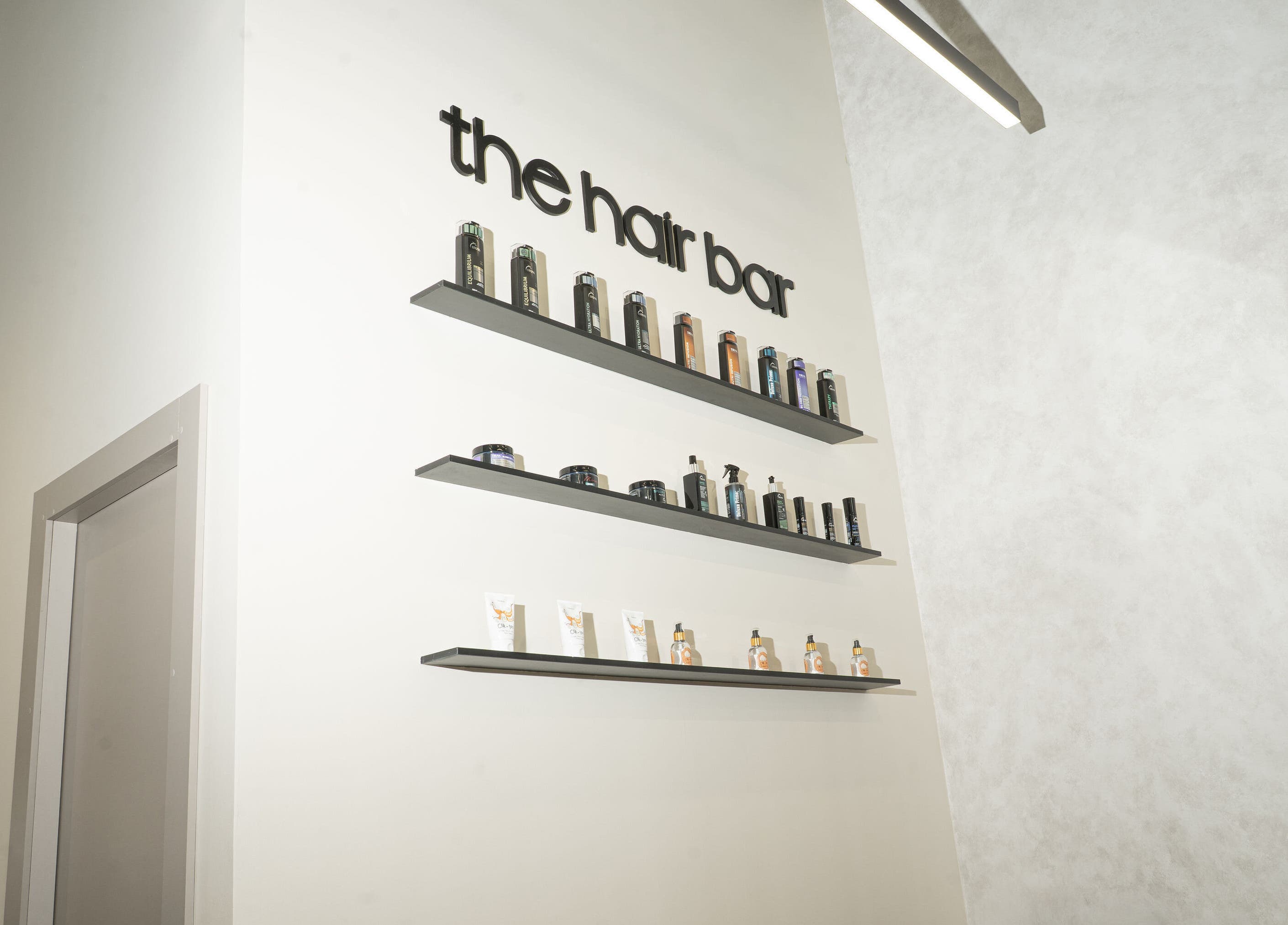 Exhibición de productos de cabello en The Nail Kitchen Villa Club, Daule, Guayas, EC.