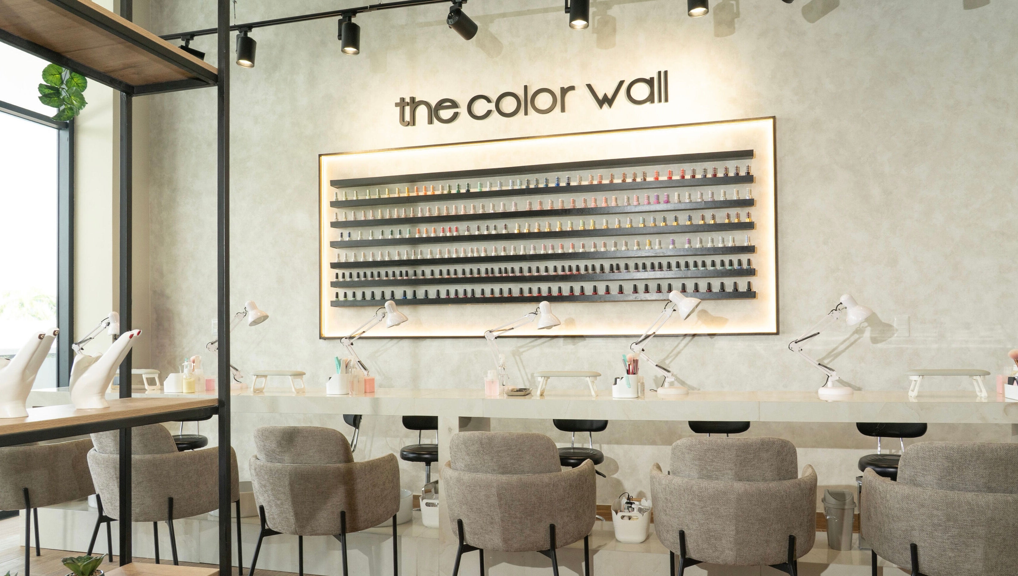 Muestra de esmaltes en The Nail Kitchen Villa Club, Daule, Guayas, EC. Estación moderna de manicura.