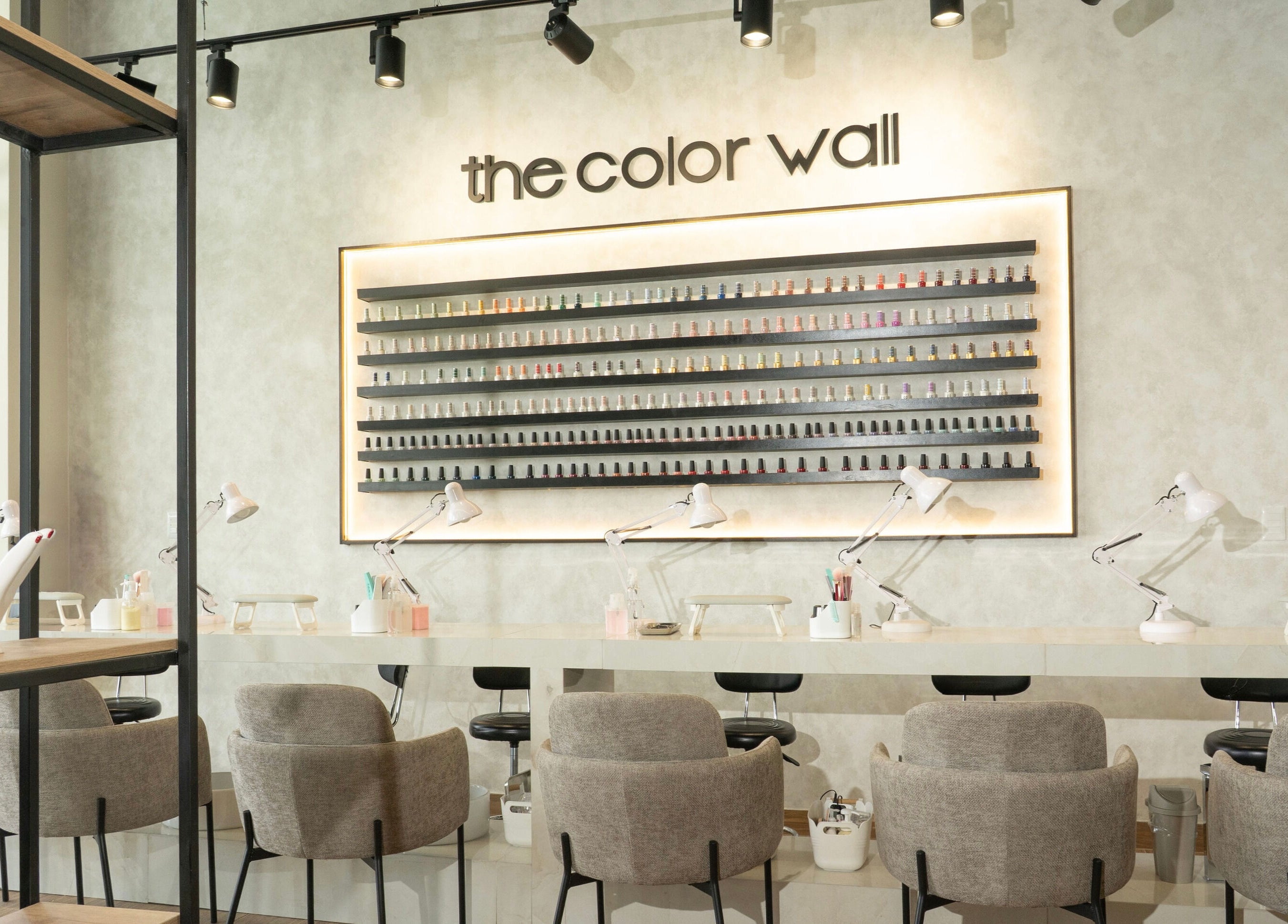 Muestra de esmaltes en The Nail Kitchen Villa Club, Daule, Guayas, EC. Estación moderna de manicura.