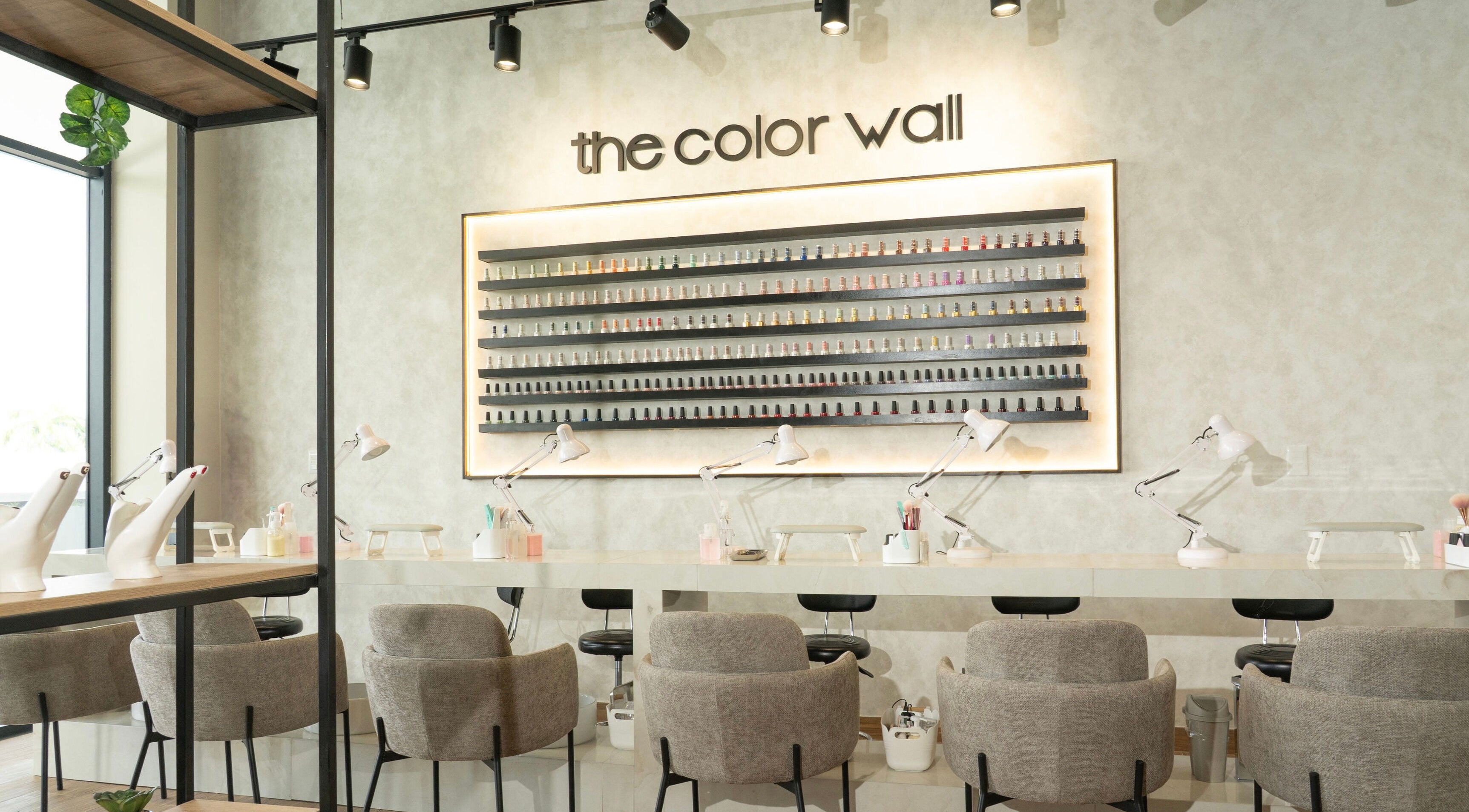 Muestra de esmaltes en The Nail Kitchen Villa Club, Daule, Guayas, EC. Estación moderna de manicura.