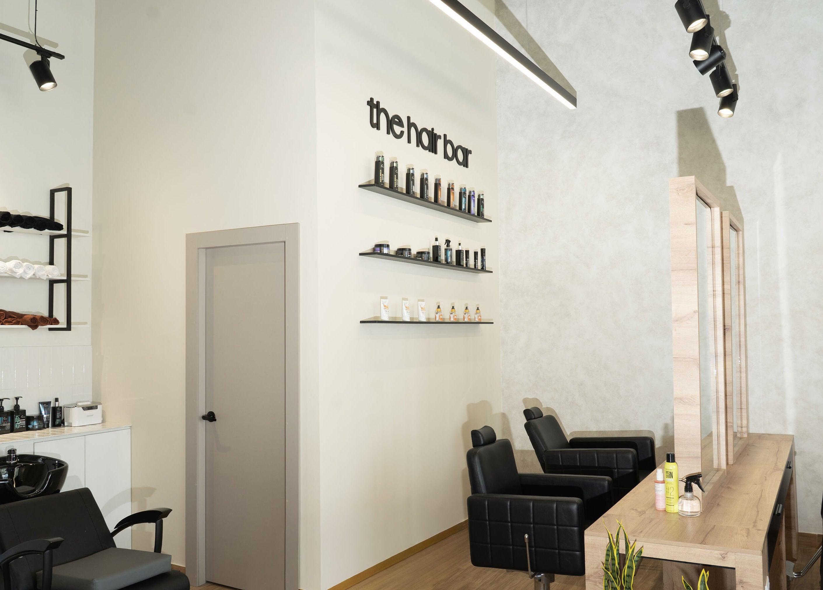 Interior moderno en The Nail Kitchen Villa Club, Daule, Guayas, EC con sillas y productos de belleza.