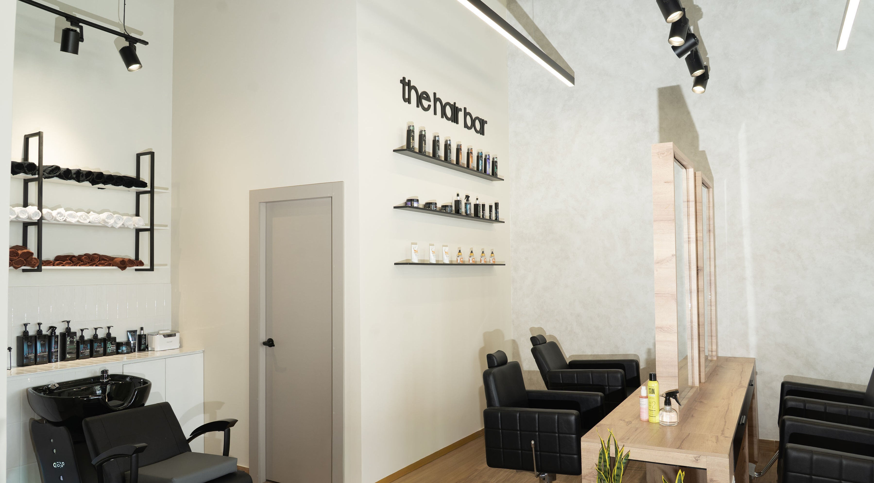 Interior moderno en The Nail Kitchen Villa Club, Daule, Guayas, EC con sillas y productos de belleza.