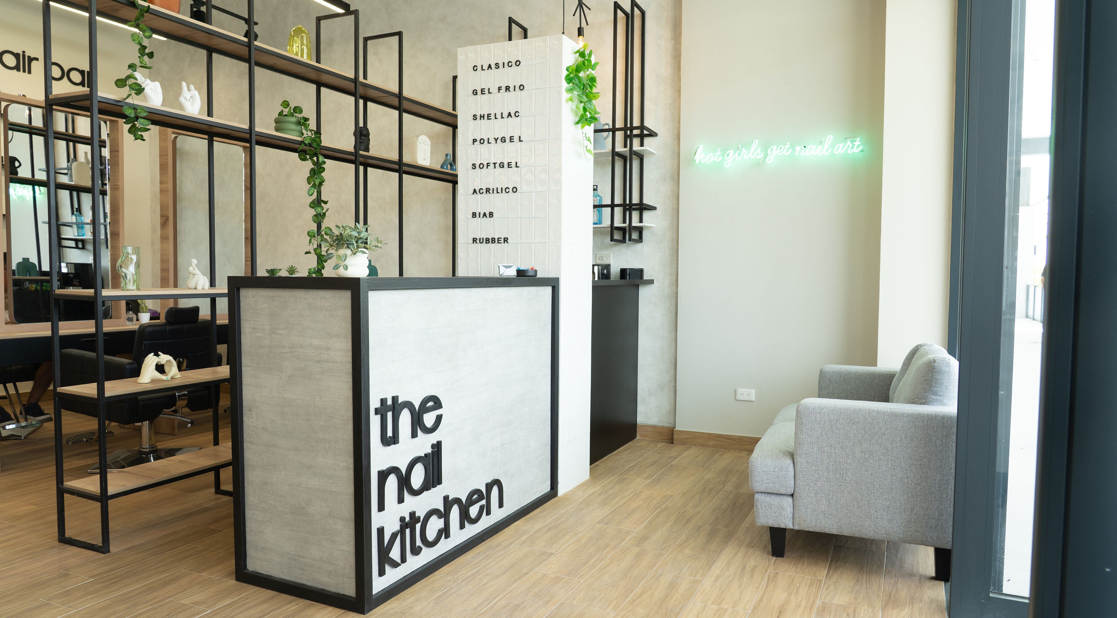 Recepción moderna en The Nail Kitchen Villa Club, Daule, Guayas, EC con detalles de plantas y decoración minimalista.
