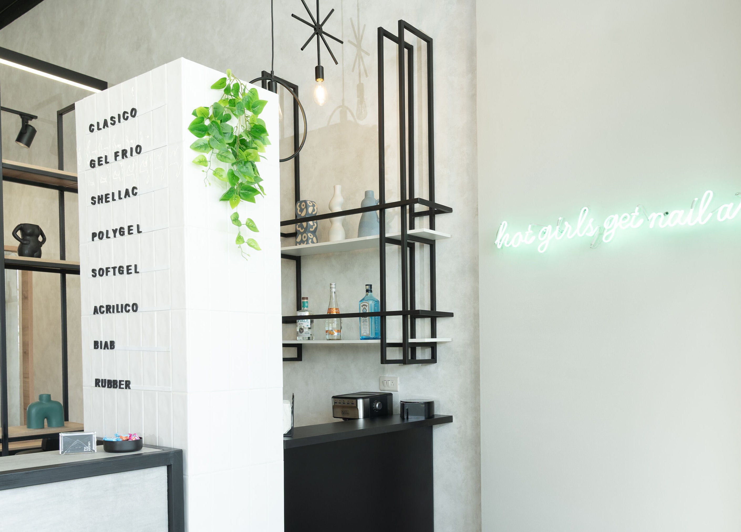 Interior moderno de The Nail Kitchen Villa Club en Daule, Guayas, EC, con decoración minimalista y letrero de neón.