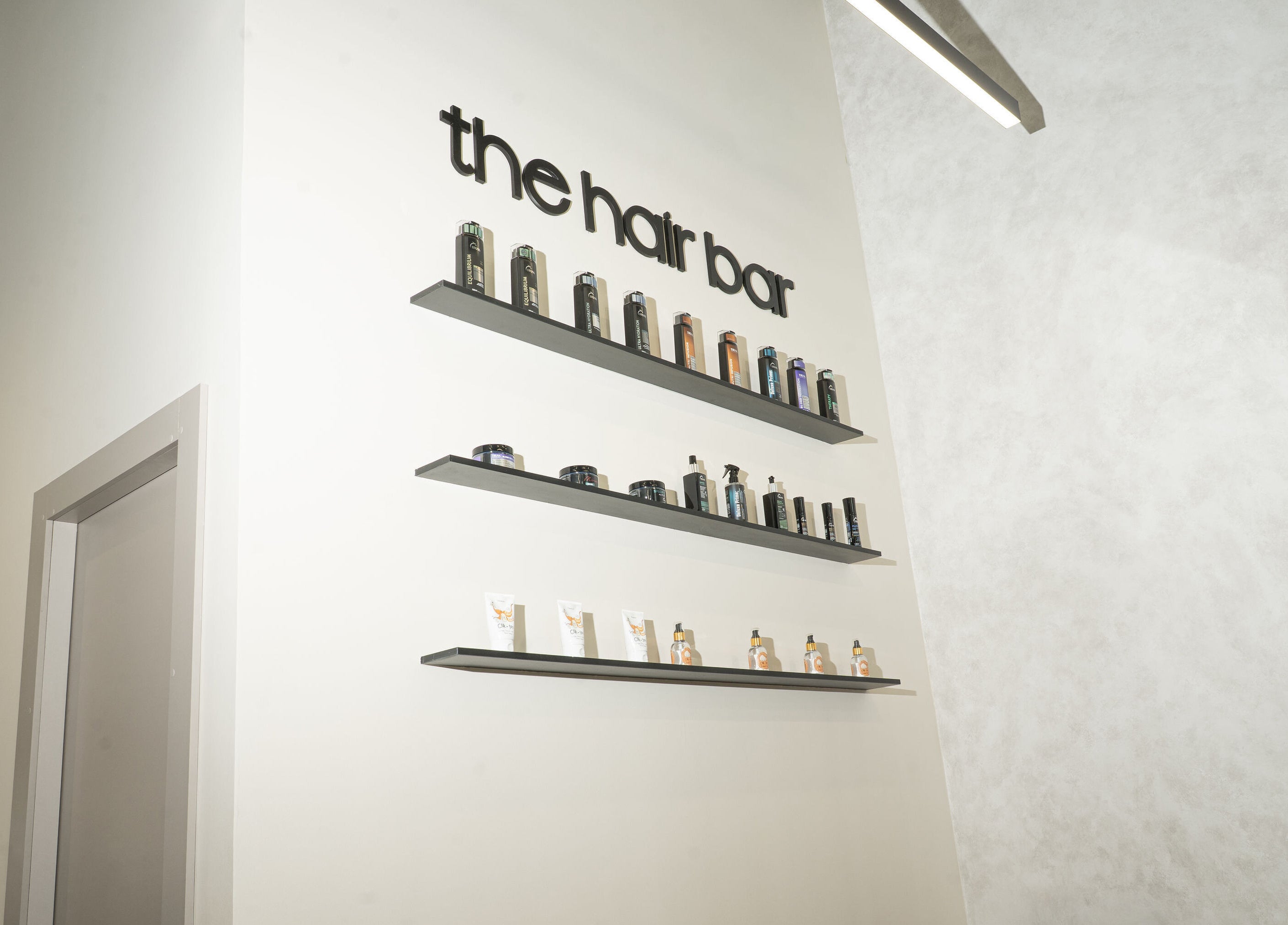 Productos de belleza en el estante de The Nail Kitchen Villa Club en Daule, Guayas, EC.