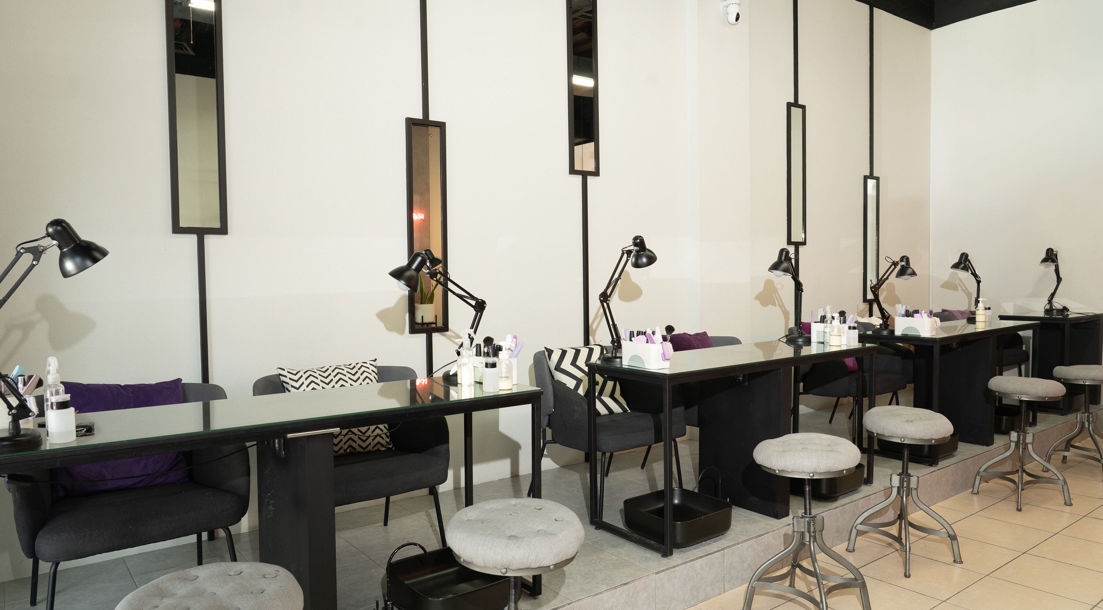 Estaciones de manicura en The Nail Kitchen Samborondón, ambiente moderno en Samborondón, Guayas, EC.