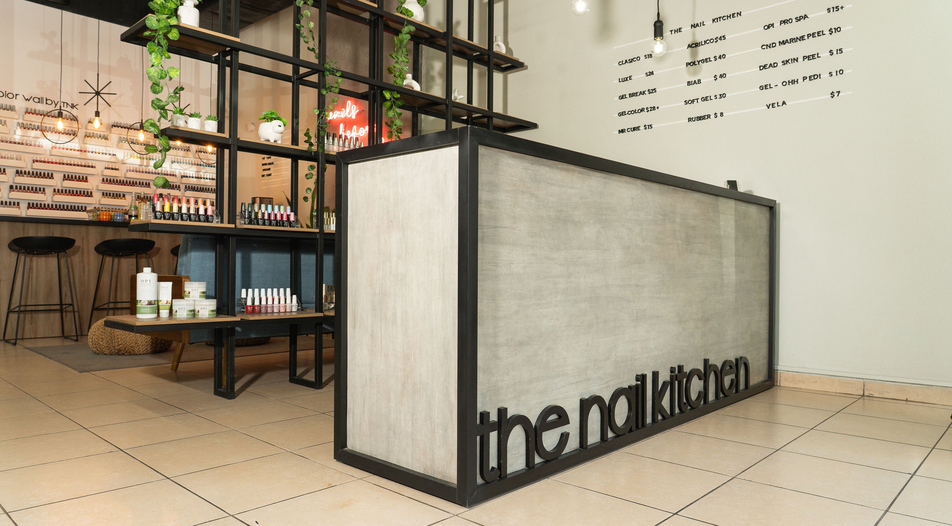 Recepción moderna de The Nail Kitchen Samborondón, ubicada en Samborondón, Guayas, EC, con decoración elegante.