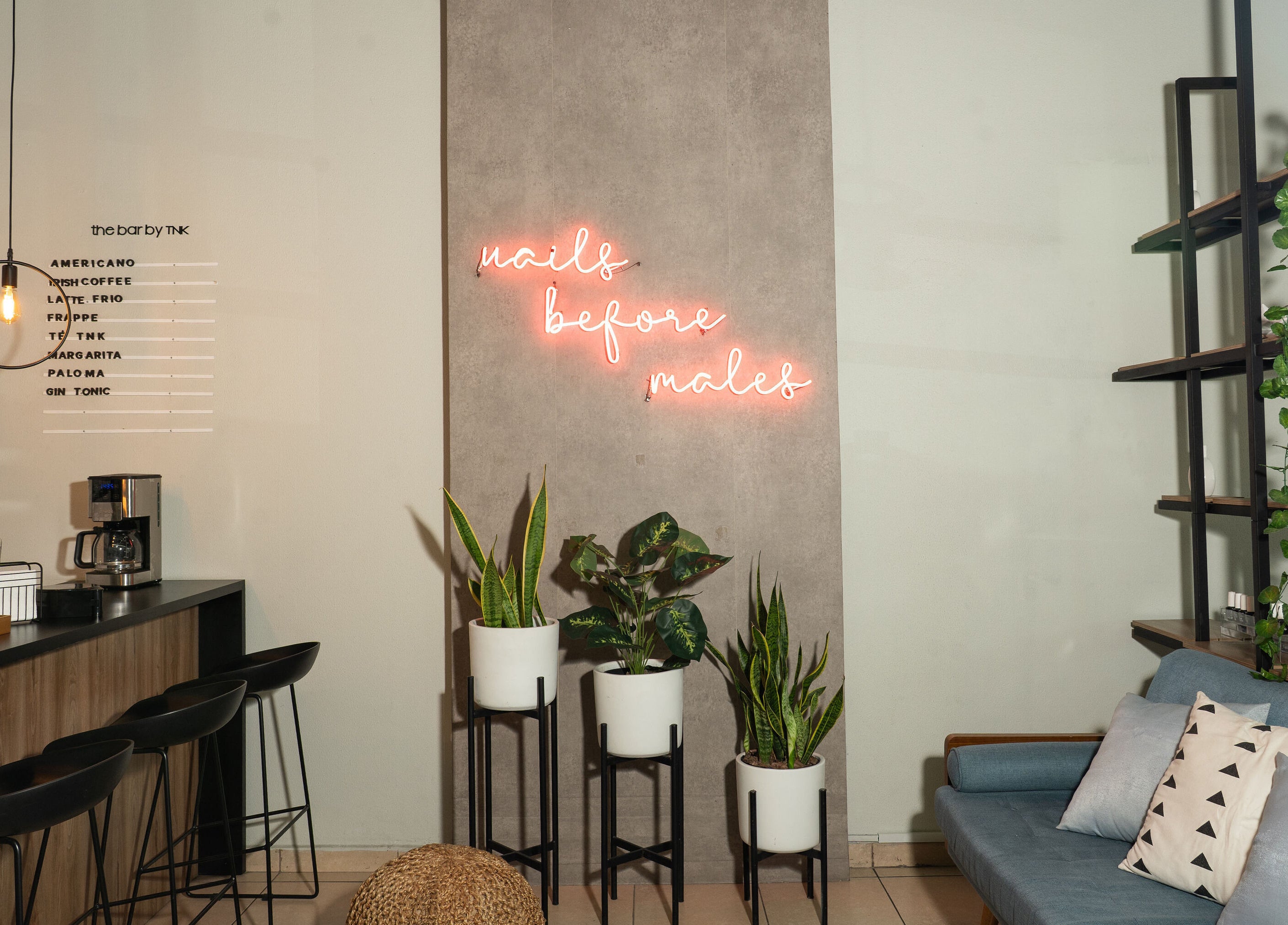 Interior elegante de The Nail Kitchen Samborondón en Samborondón, Guayas, EC con decoración moderna y acogedora.