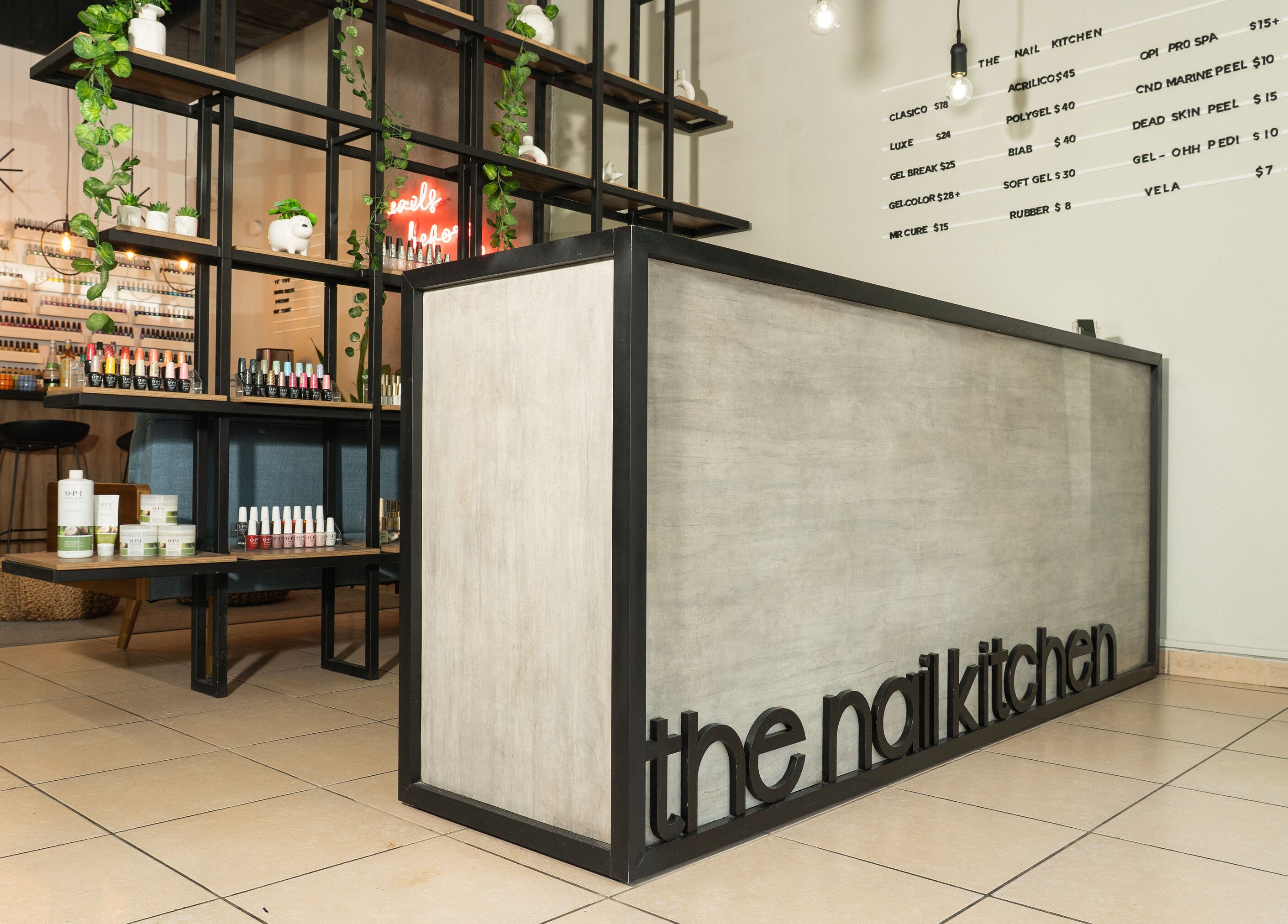Recepción moderna de The Nail Kitchen Samborondón ubicada en Samborondón, Guayas, EC.
