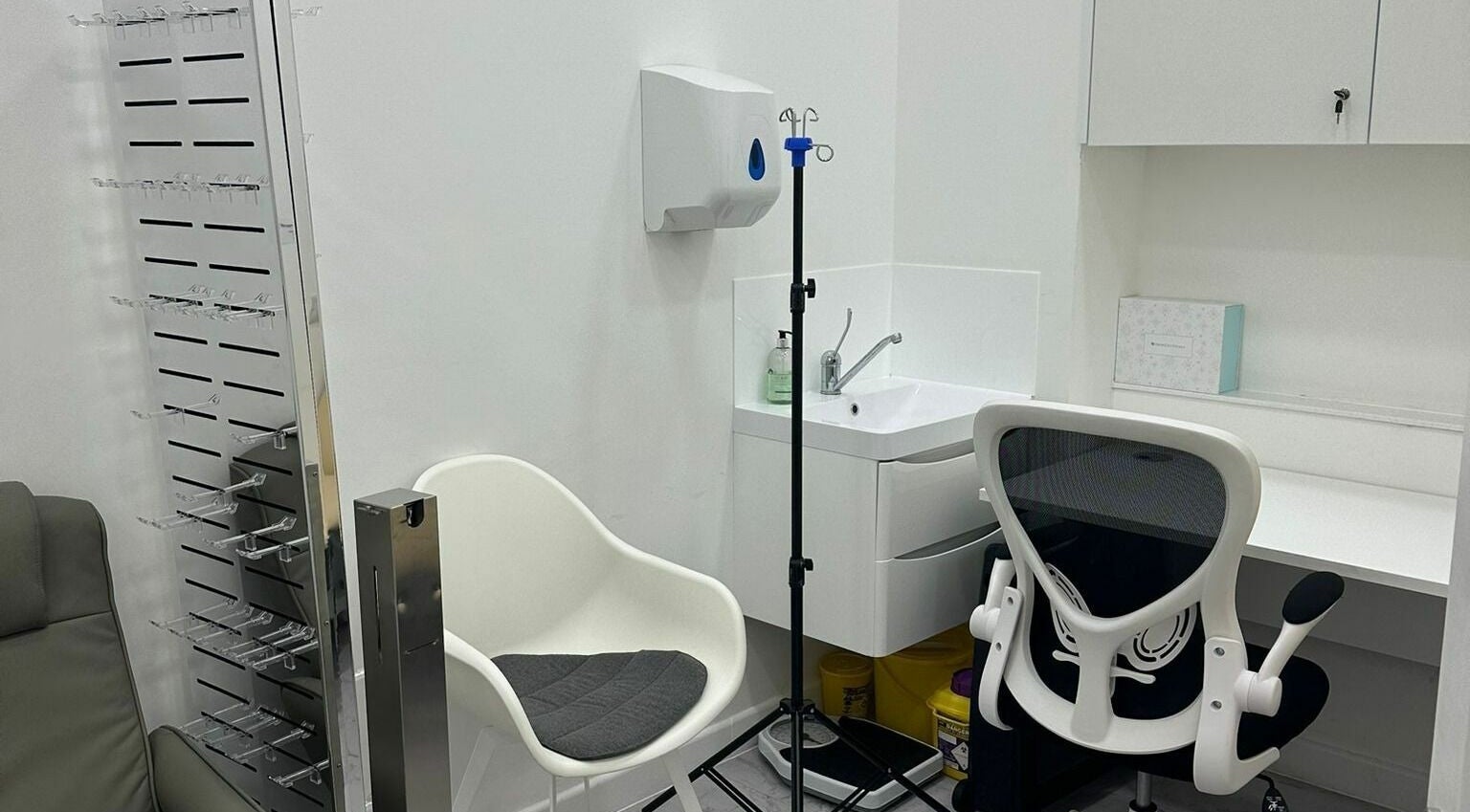 Z.Z SkinCare London tranquil treatment room with white chairs and sink, London, England, GB.