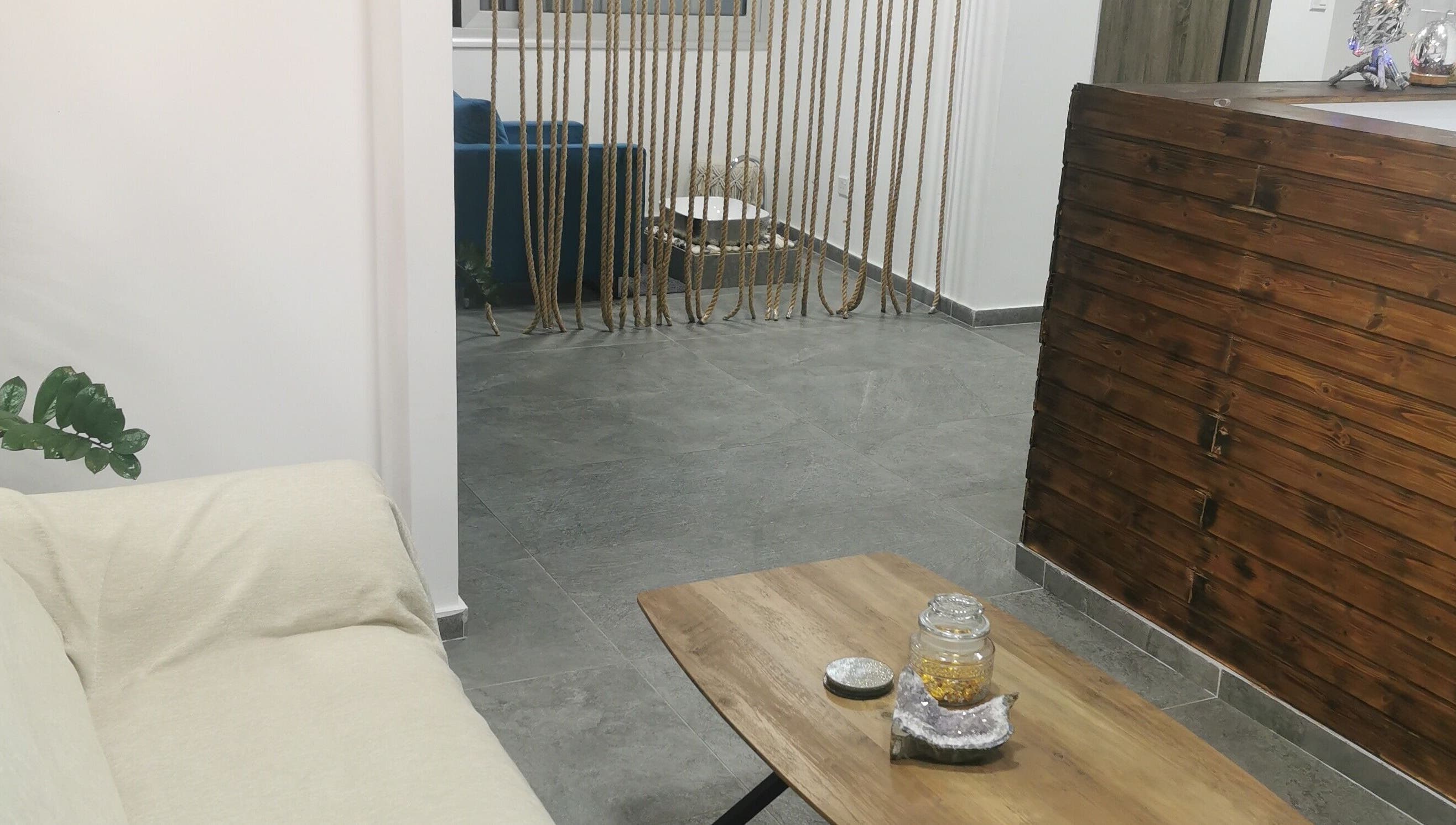 Ηρεμία στο Ame&Vie, Πάφος, Πάφος, CY με μοντέρνο σαλόνι και φυσική διακόσμηση.