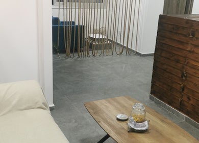 Ηρεμία στο Ame&Vie, Πάφος, Πάφος, CY με μοντέρνο σαλόνι και φυσική διακόσμηση.