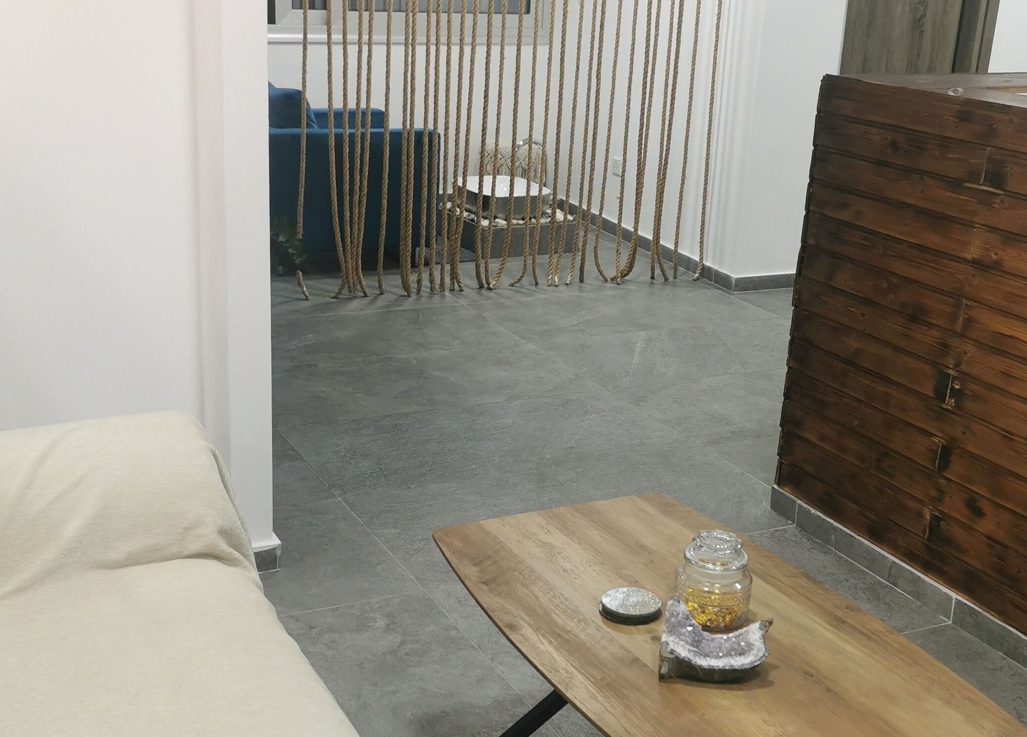 Ηρεμία στο Ame&Vie, Πάφος, Πάφος, CY με μοντέρνο σαλόνι και φυσική διακόσμηση.