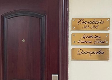 Placas doradas del Quiropedia - Centro Médico Nacional en Panamá, Panamá, PA.