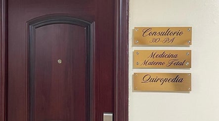 Placas doradas del Quiropedia - Centro Médico Nacional en Panamá, Panamá, PA.