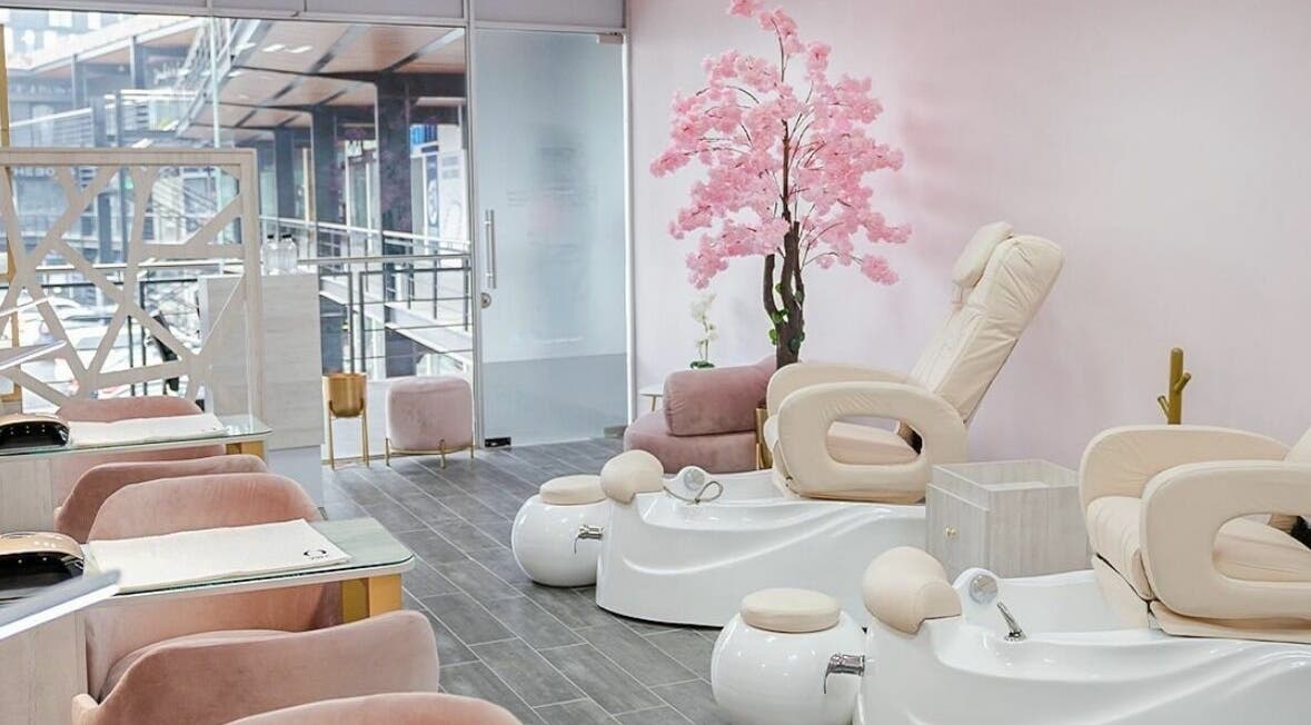 Elegant pedicure chairs at Manikur, San Pedro Garza García, Nuevo León, MX with a cherry blossom for ambiance.