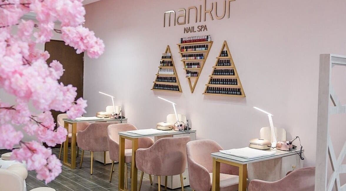Manikur's elegant nail spa interior in San Pedro Garza García, Nuevo León, MX with chic pink decor.