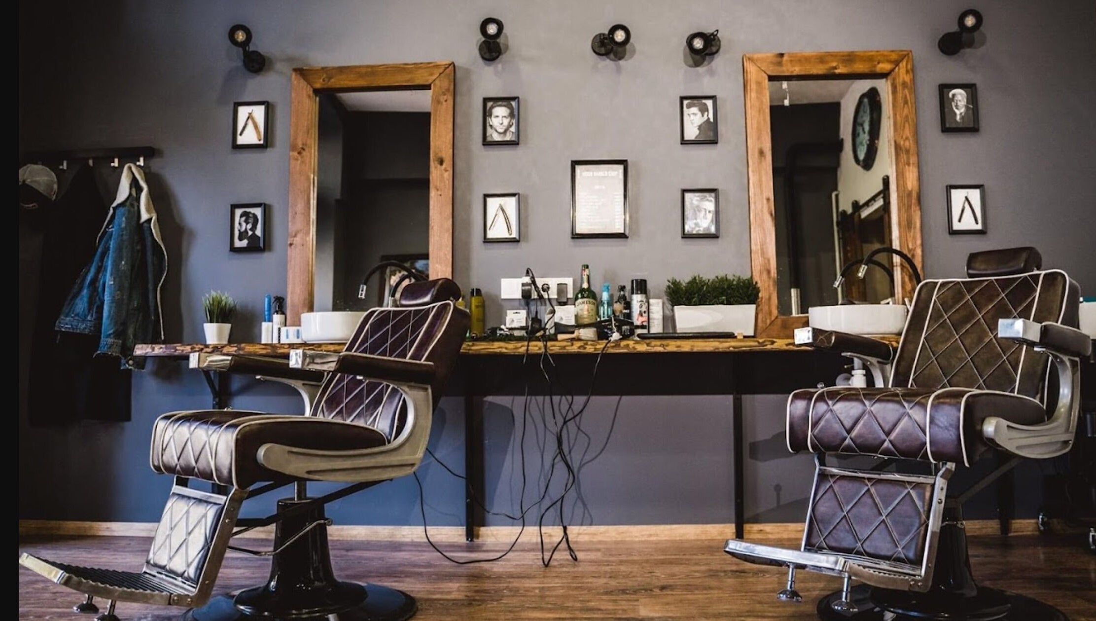 Üzlet belső kép a Bison Barber Shop Kiskunfélegyházában, elegáns borbélyszékekkel, Kiskunfélegyháza, HU.