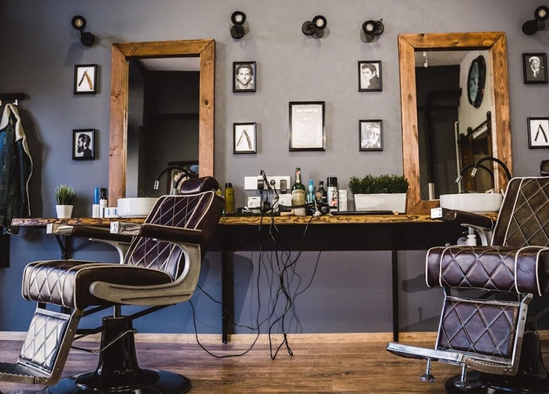 Üzlet belső kép a Bison Barber Shop Kiskunfélegyházában, elegáns borbélyszékekkel, Kiskunfélegyháza, HU.