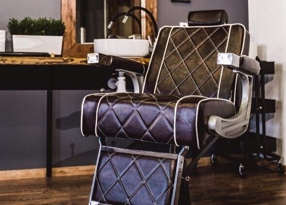 Retro stílusú borbélyszék a Bison Barber Shop Kiskunfélegyháza üzletében, Kiskunfélegyháza, HU.