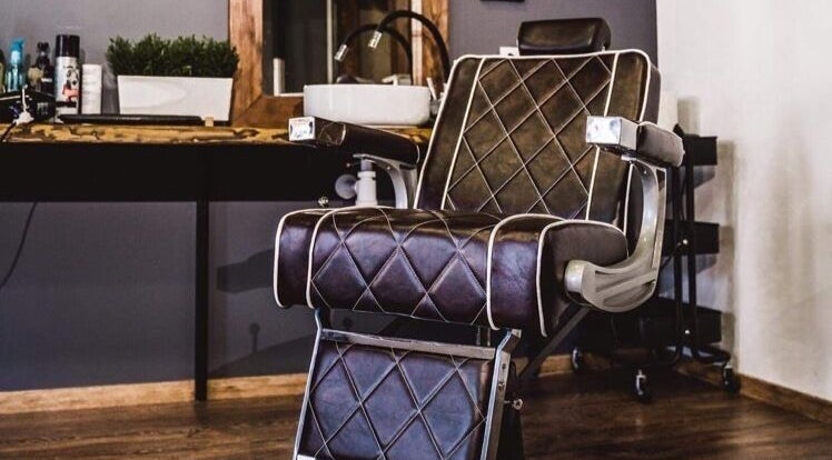 Retro stílusú borbélyszék a Bison Barber Shop Kiskunfélegyháza üzletében, Kiskunfélegyháza, HU.