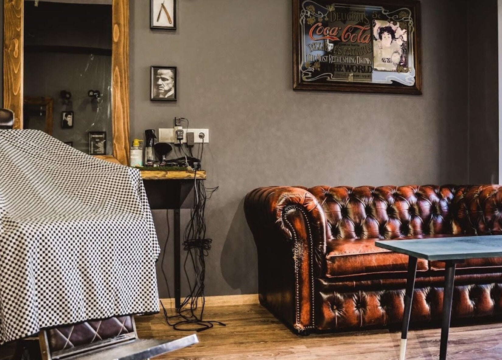 Bison Barber Shop Kiskunfélegyháza belső tér, rusztikus kanapé és stílusos borbélyszék Kiskunfélegyháza, HU.