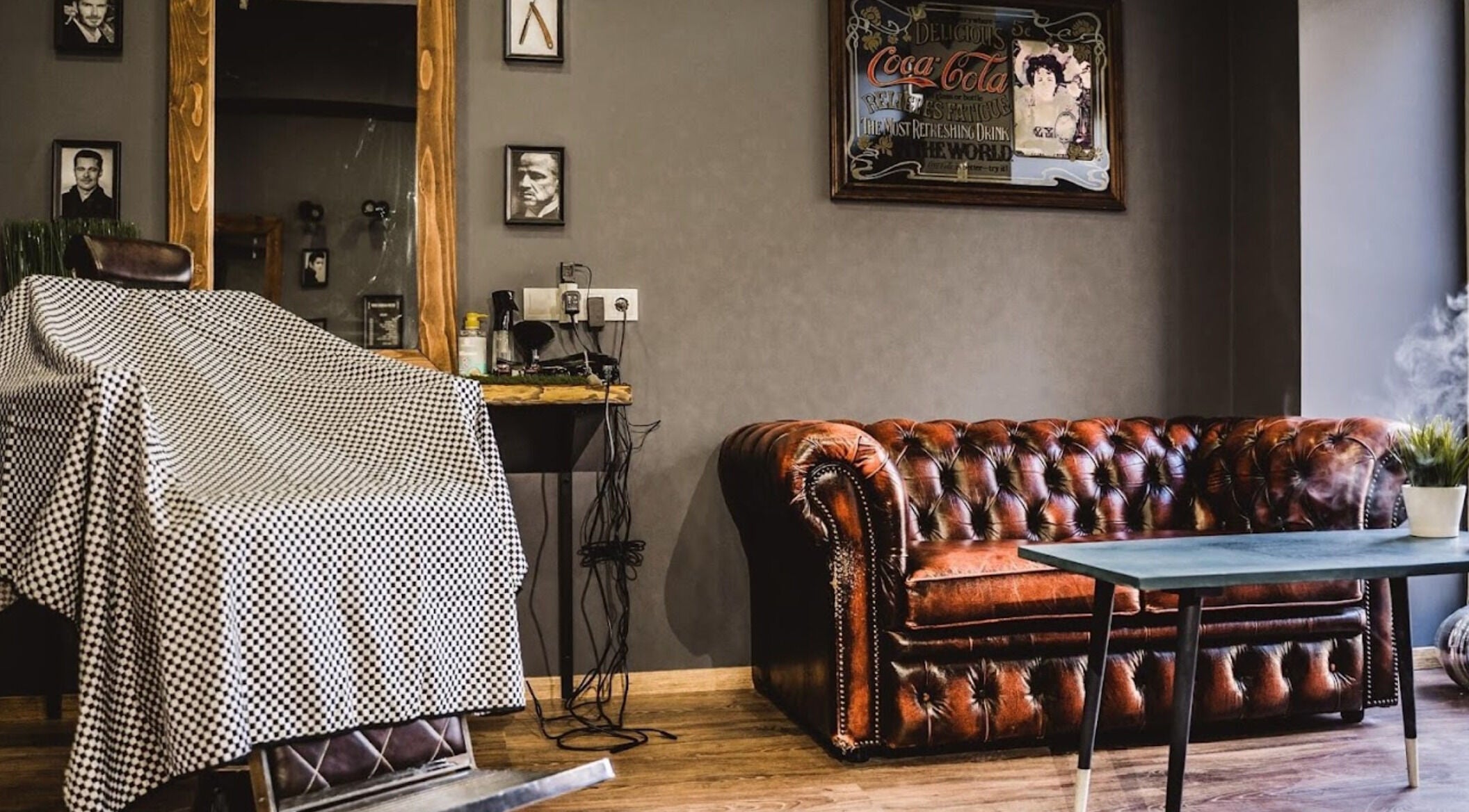Bison Barber Shop Kiskunfélegyháza belső tér, rusztikus kanapé és stílusos borbélyszék Kiskunfélegyháza, HU.