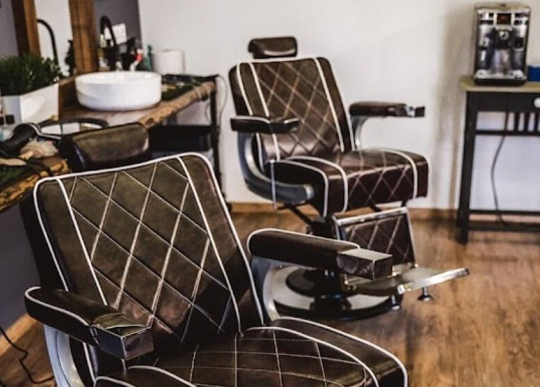 Bőr borbély székek Bison Barber Shop Kiskunfélegyháza üzletében, Kiskunfélegyháza, HU.