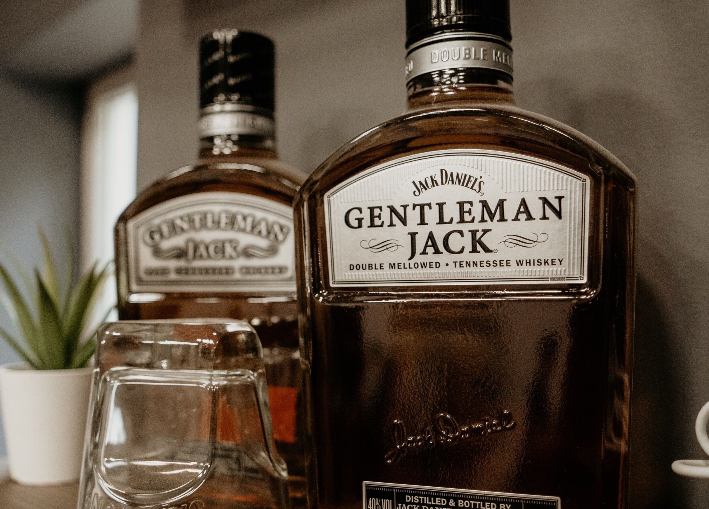 Jack Daniel's Gentleman Jack palack a Bison Barber Shop Kiskunfélegyháza polcán, Kiskunfélegyháza, HU.