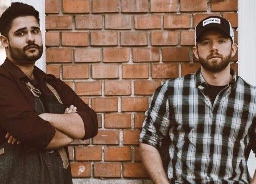 Két stilizált férfi a Bison Barber Shop Kiskunfélegyháza előtt, Kiskunfélegyháza, HU.