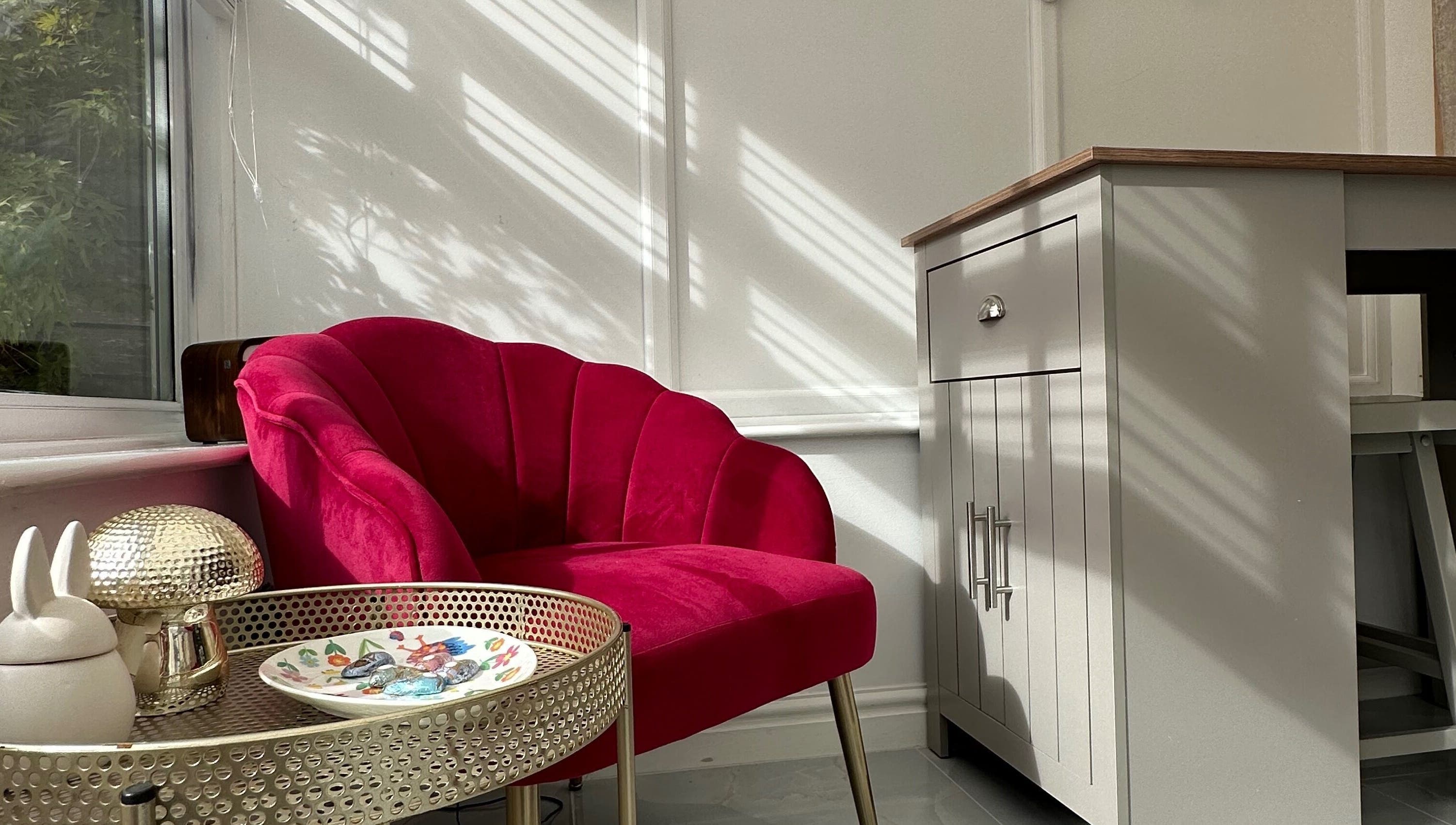 Indybeautyuk venue showing a plush pink chair and elegant decor in Stilton, England, GB.