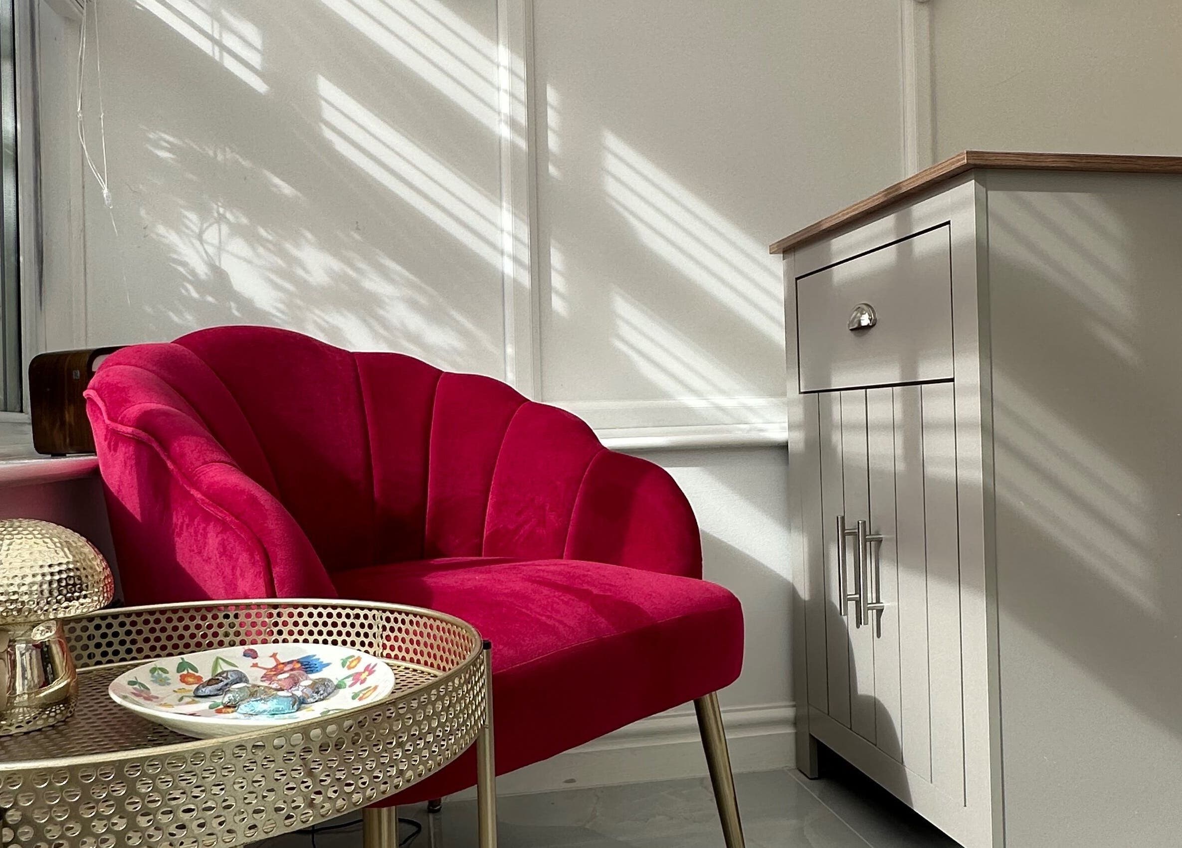 Indybeautyuk venue showing a plush pink chair and elegant decor in Stilton, England, GB.