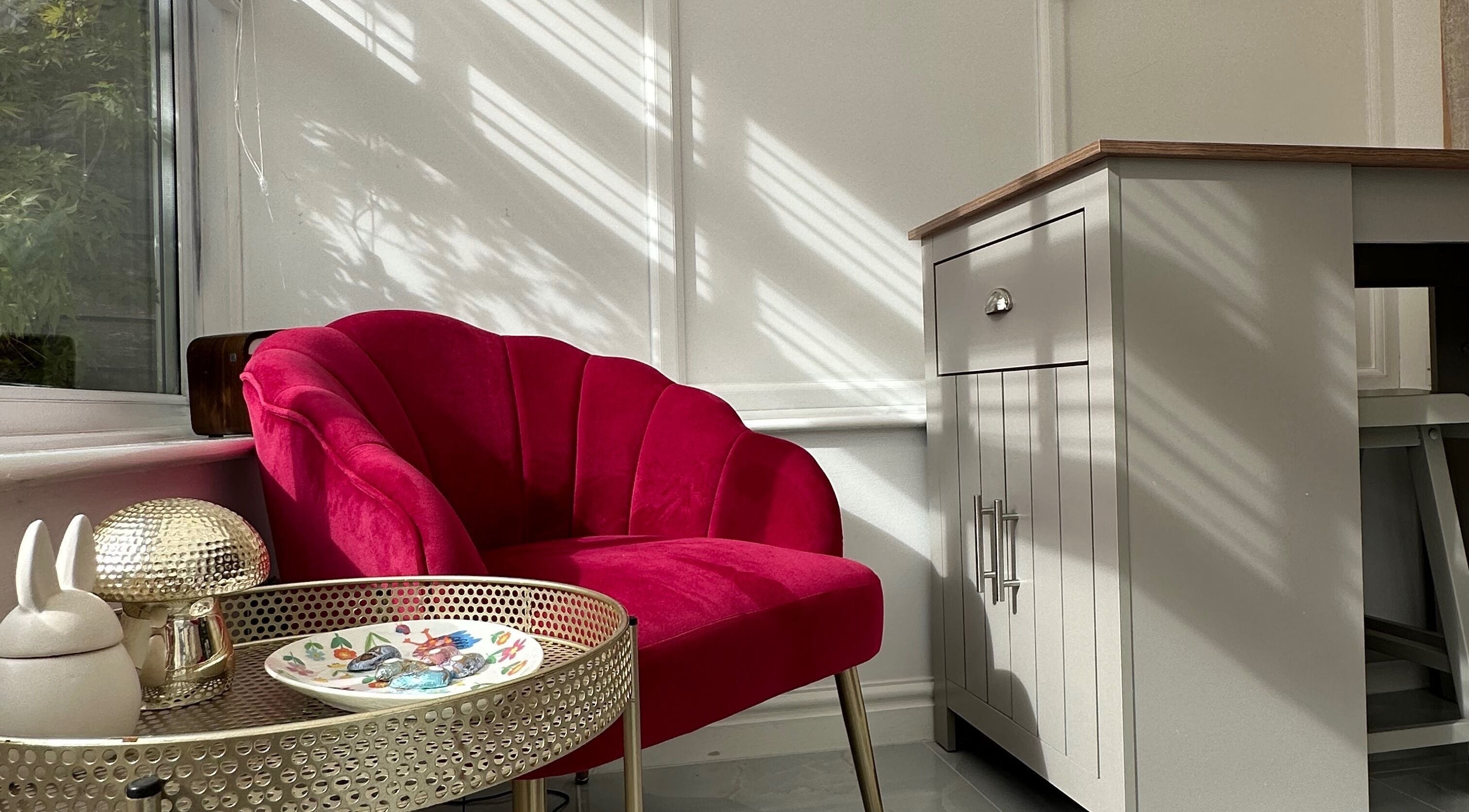 Indybeautyuk venue showing a plush pink chair and elegant decor in Stilton, England, GB.