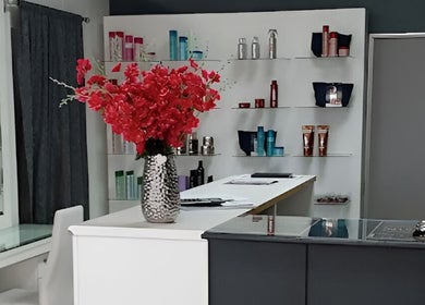 Elegant reception at Hadassah Aesthetic Hair and Beauty Clinic in Upington, Northern Cape, ZA, with floral display.