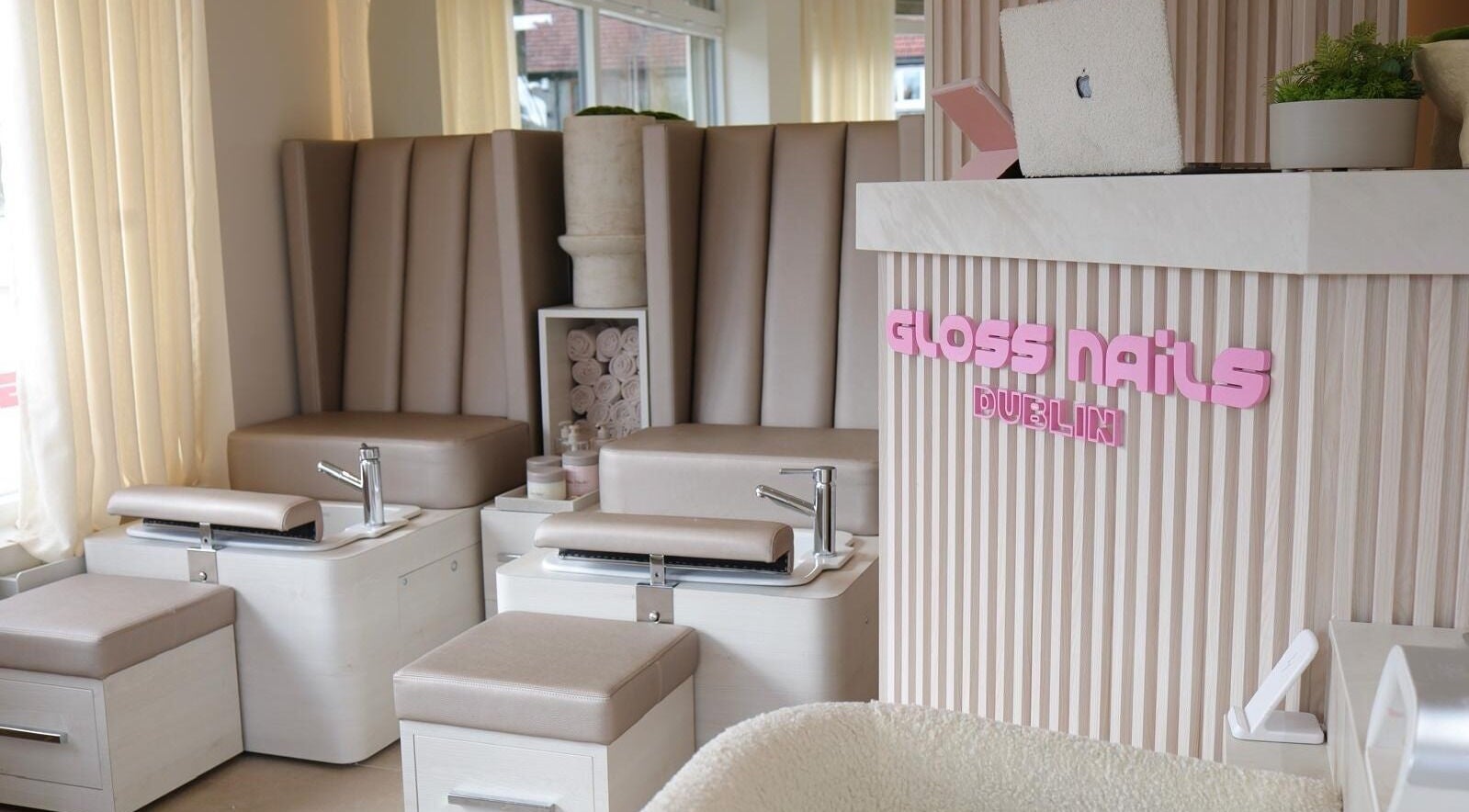 Calm interior of GLOSS Nails in Dublin, County Dublin, IE with plush seating for a relaxing experience.