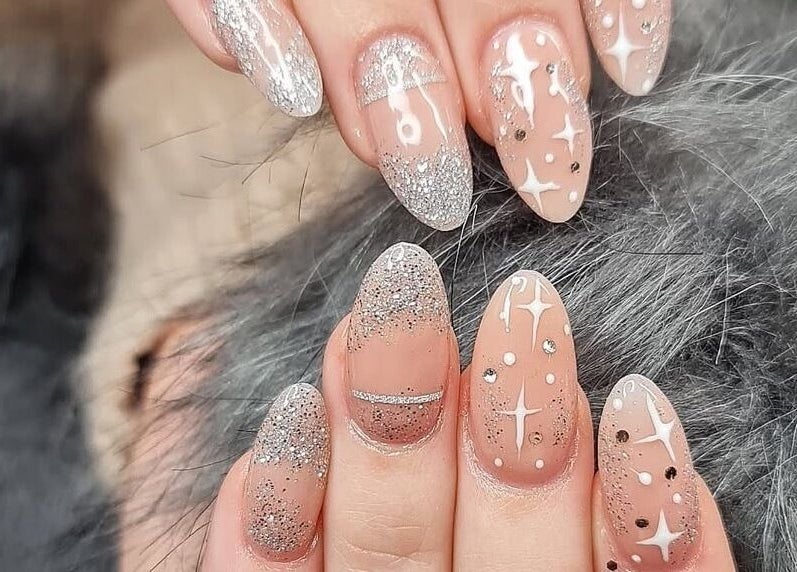 Elegant galaxy-themed nails at Thitty Lashes, Moi, Rogaland, NO showcasing sparkling designs.