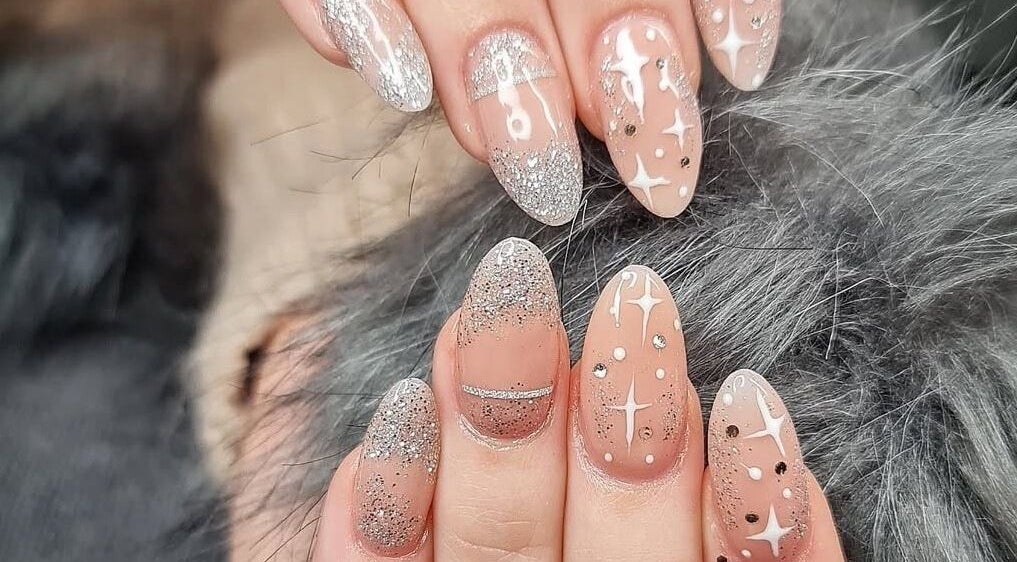 Elegant galaxy-themed nails at Thitty Lashes, Moi, Rogaland, NO showcasing sparkling designs.