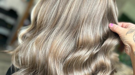 Sarah Beecroft Hair – obraz 3
