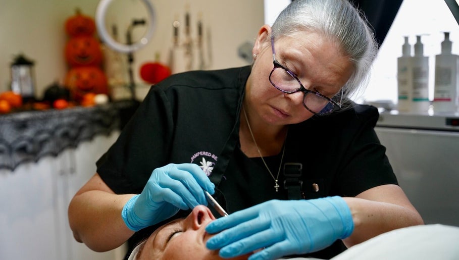 Aesthetician performing a facial at Pampered Beauties, Sheffield, England, GB.