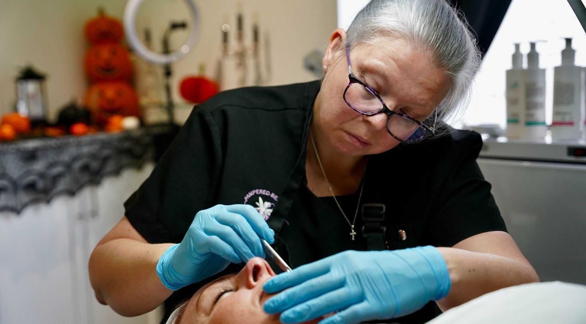 Aesthetician performing a facial at Pampered Beauties, Sheffield, England, GB.
