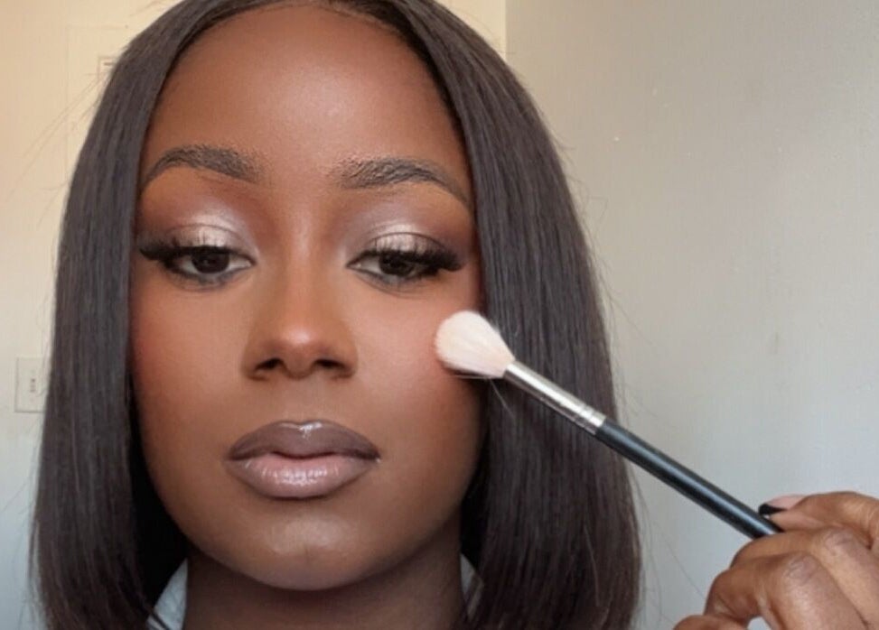 Maquillage élégant au pinceau à The Alexe Glow, Montréal, Québec, CA pour un teint rayonnant.